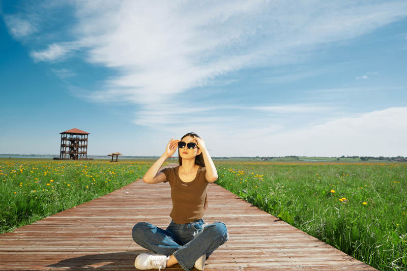 盛夏在草原湿地公园游玩的姑娘