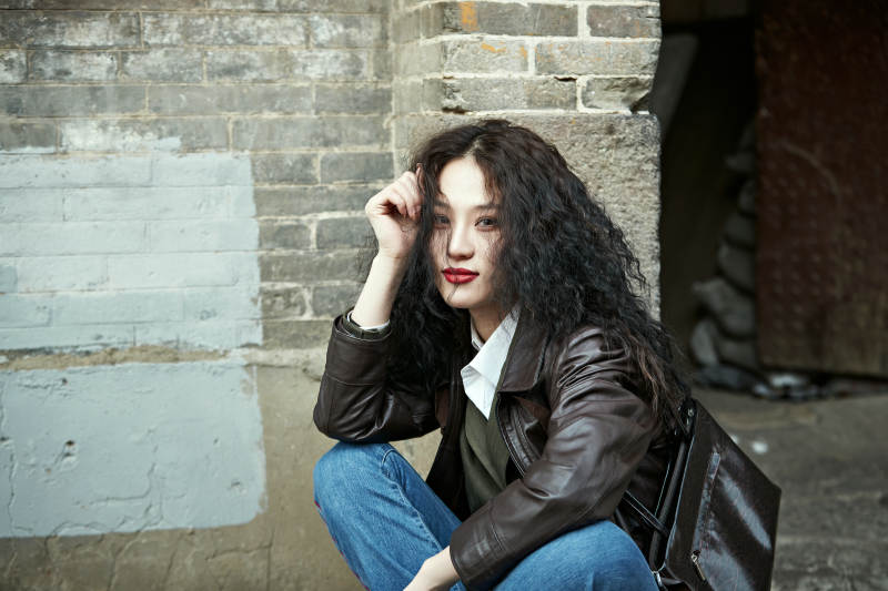 老旧城区里穿着复古港风的美丽清纯少女