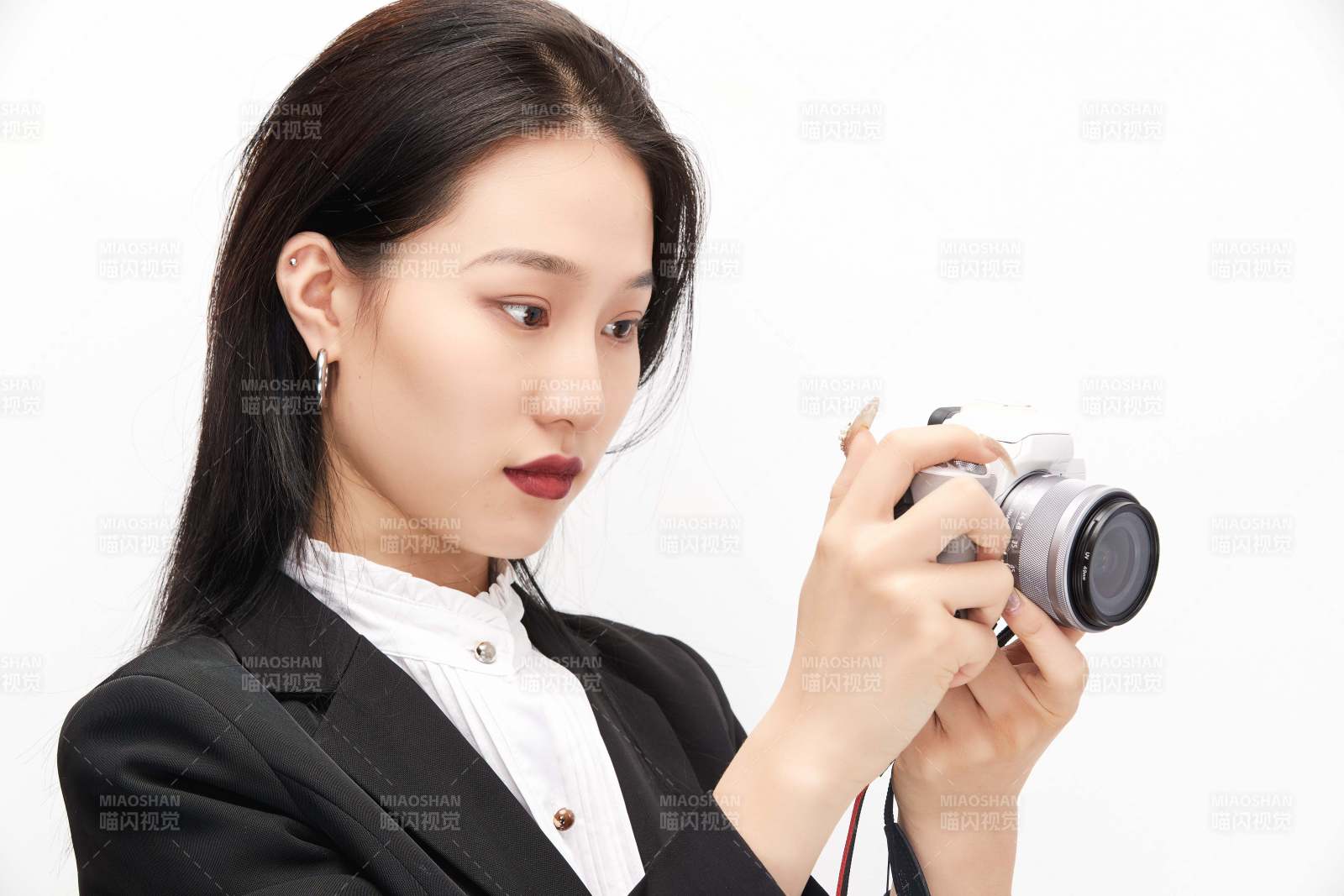 棚拍白色背景亚洲青年女性摄影师