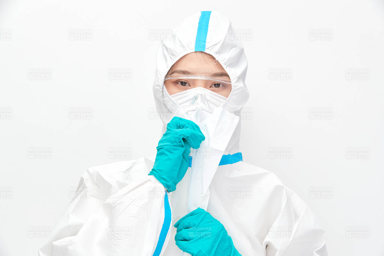 穿白色防护服佩戴护目镜口罩的女性医疗人员