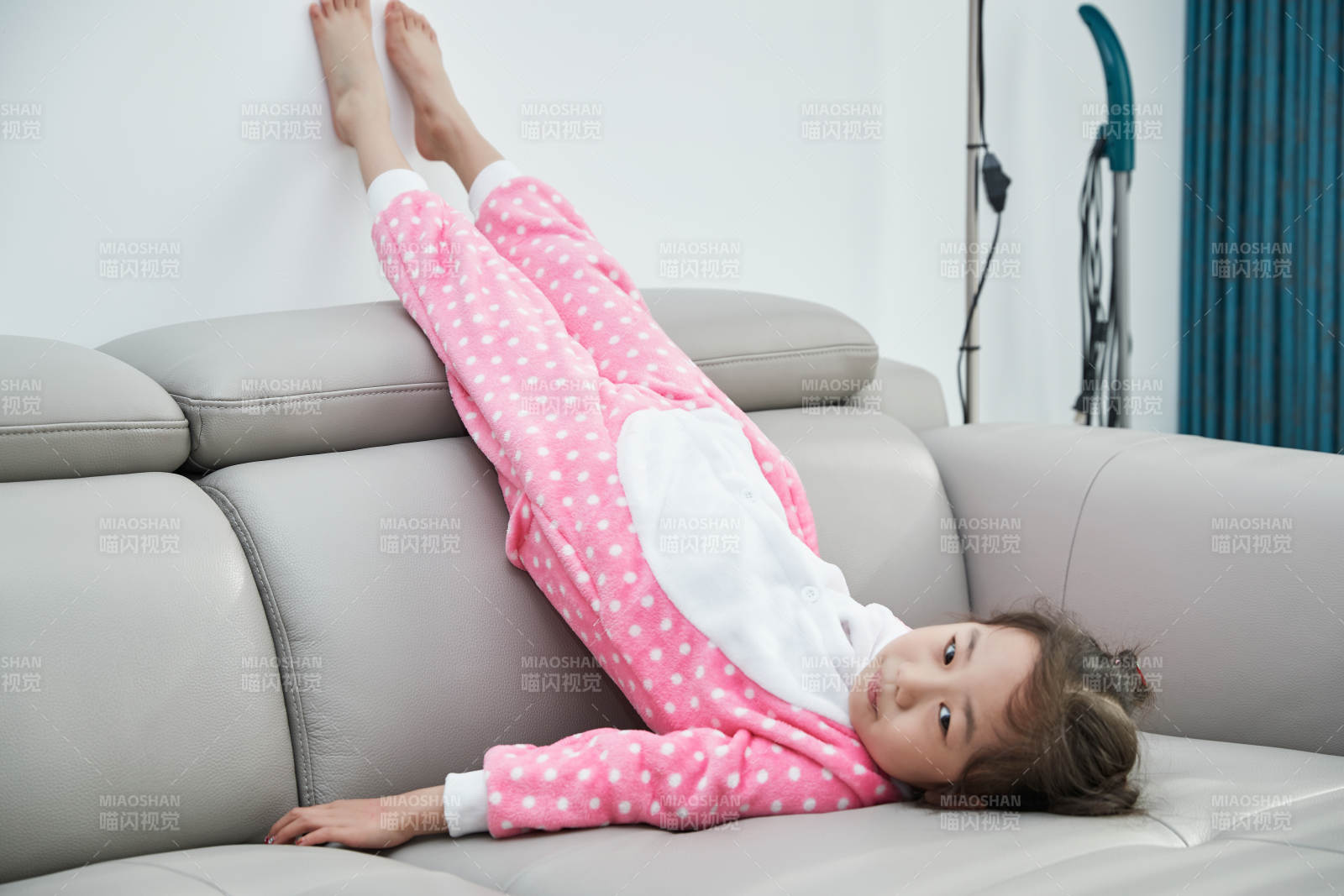 在家玩耍的亚洲小女孩