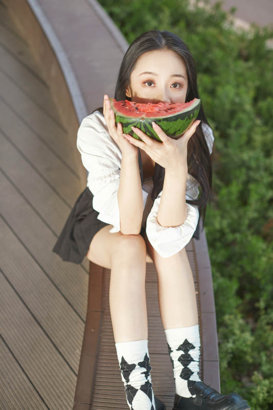 初夏户外公园吃西瓜的可爱少女