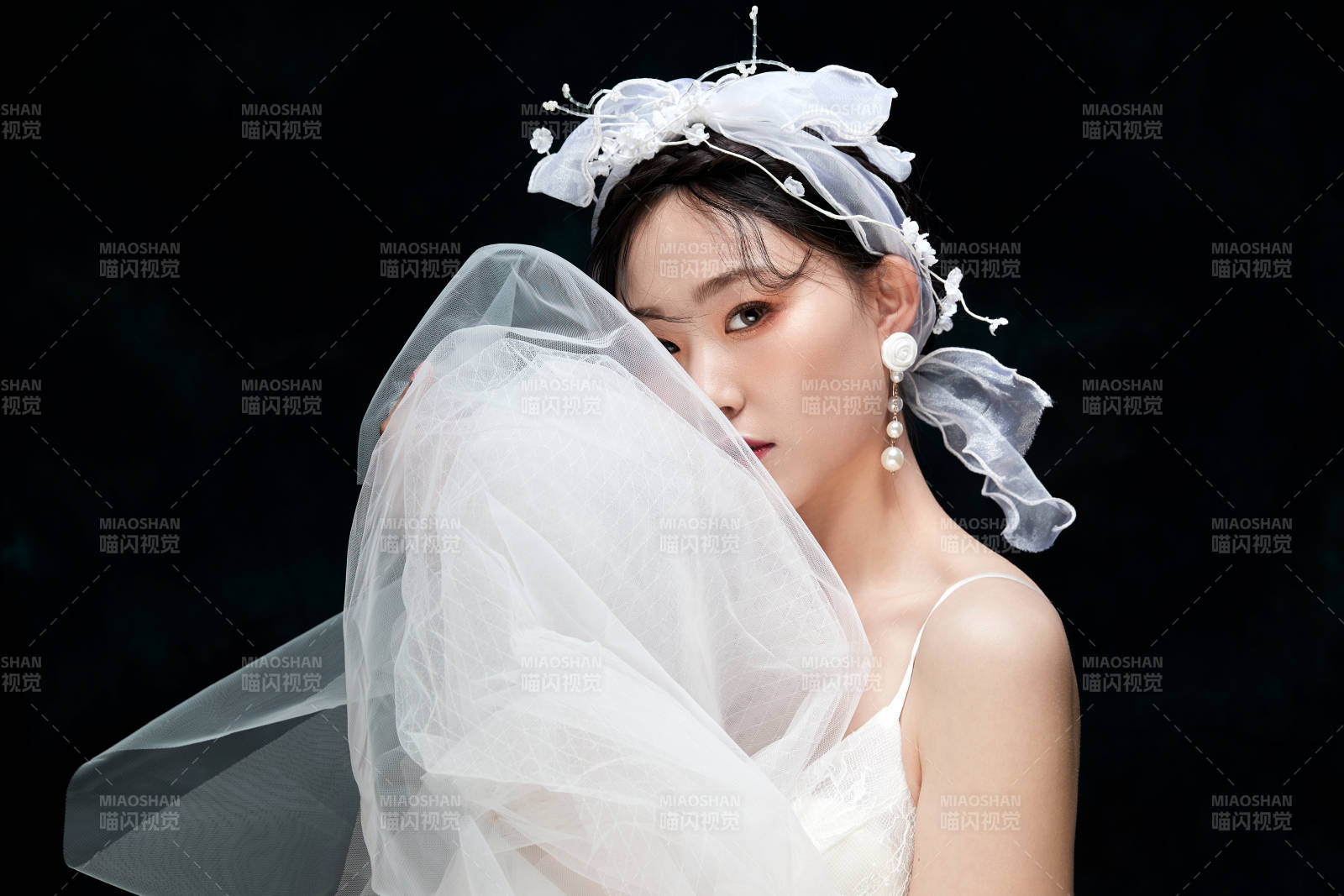 黑色背景下的女性复古婚纱妆面