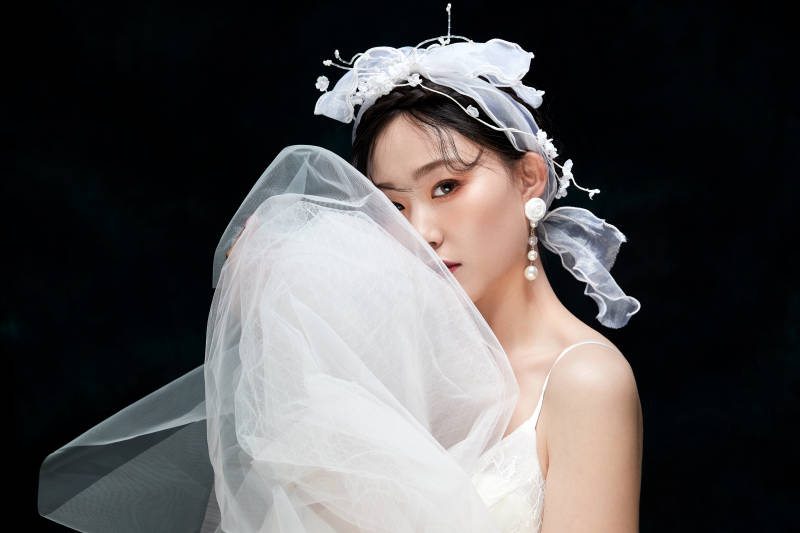 黑色背景下的女性复古婚纱妆面