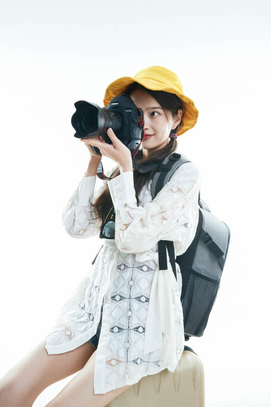 白色背景下准备出发旅行的美丽东方女大学生