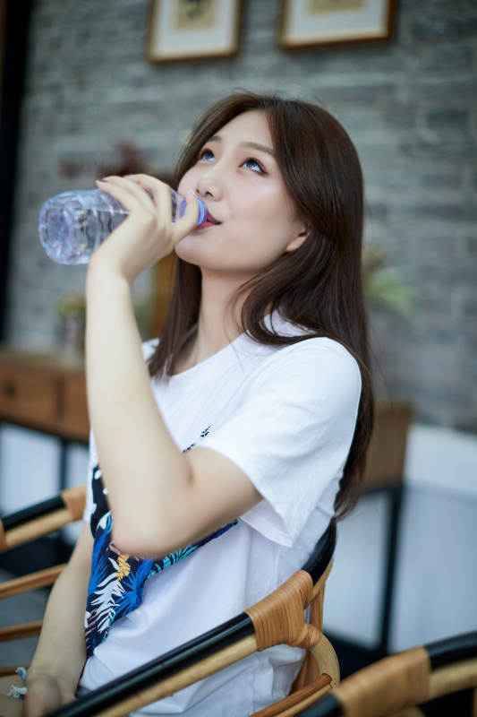 坐在咖啡图书馆吃东西的可爱少女