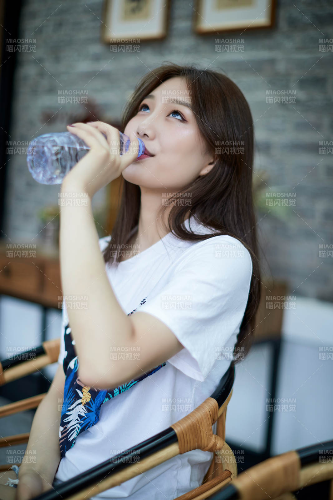 坐在咖啡图书馆吃东西的可爱少女