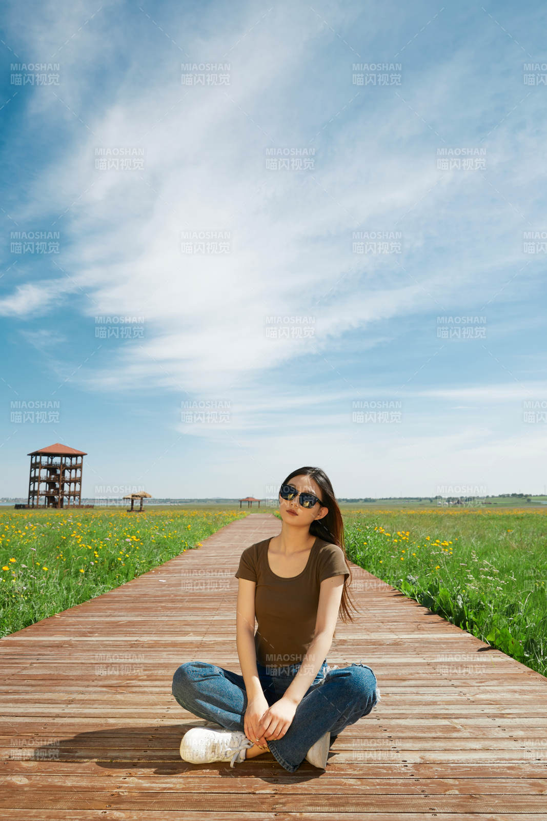 盛夏在草原湿地公园游玩的姑娘