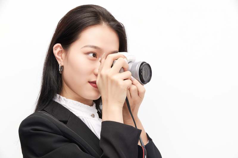 棚拍白色背景亚洲青年女性摄影师
