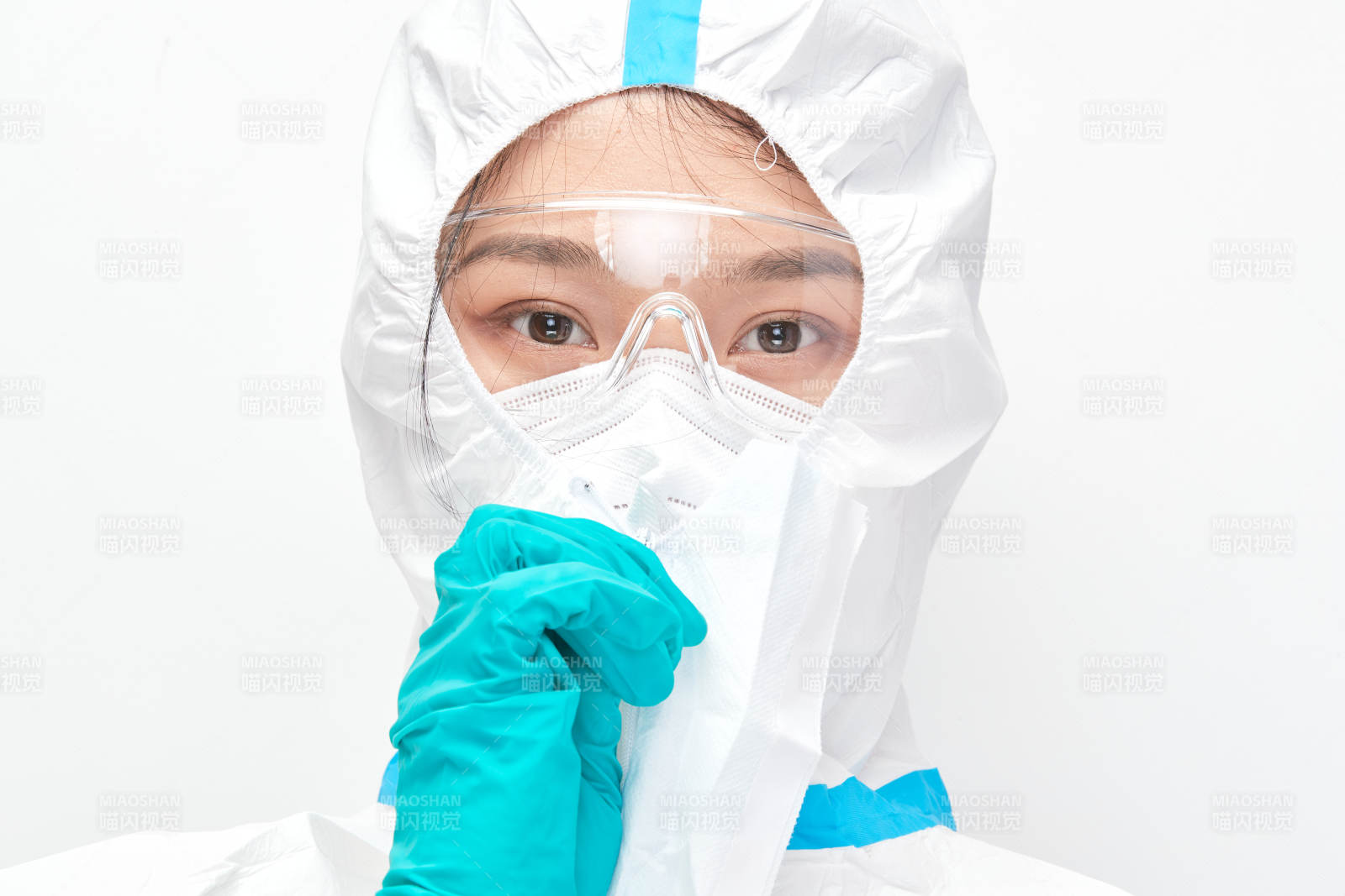 穿白色防護服佩戴護目鏡口罩的女性醫療人員
