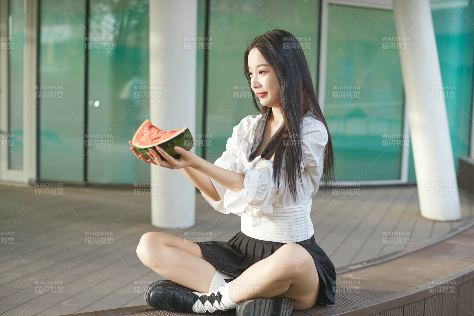 初夏户外公园吃西瓜的可爱少女