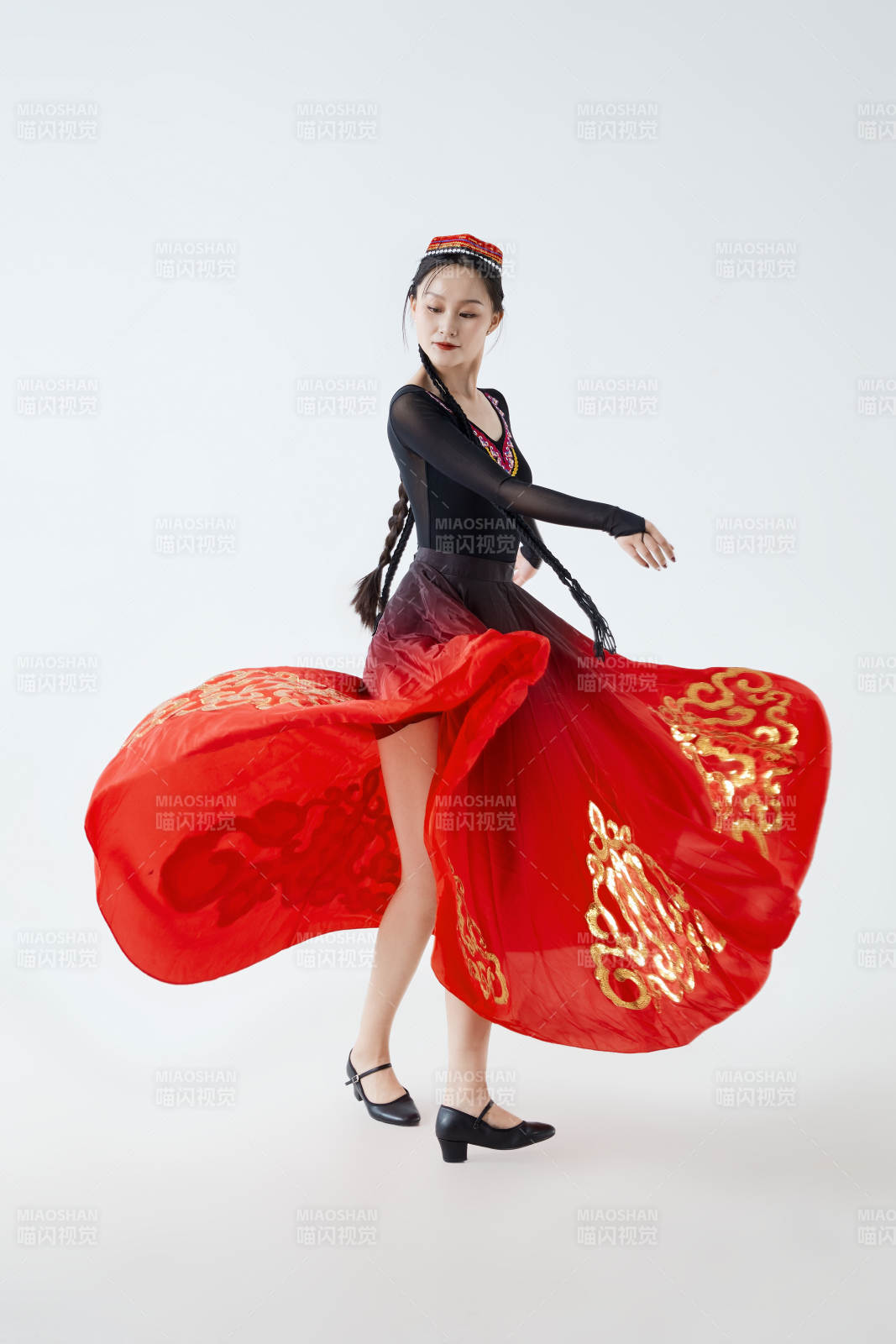 穿着新疆维吾尔族服饰跳舞的少女