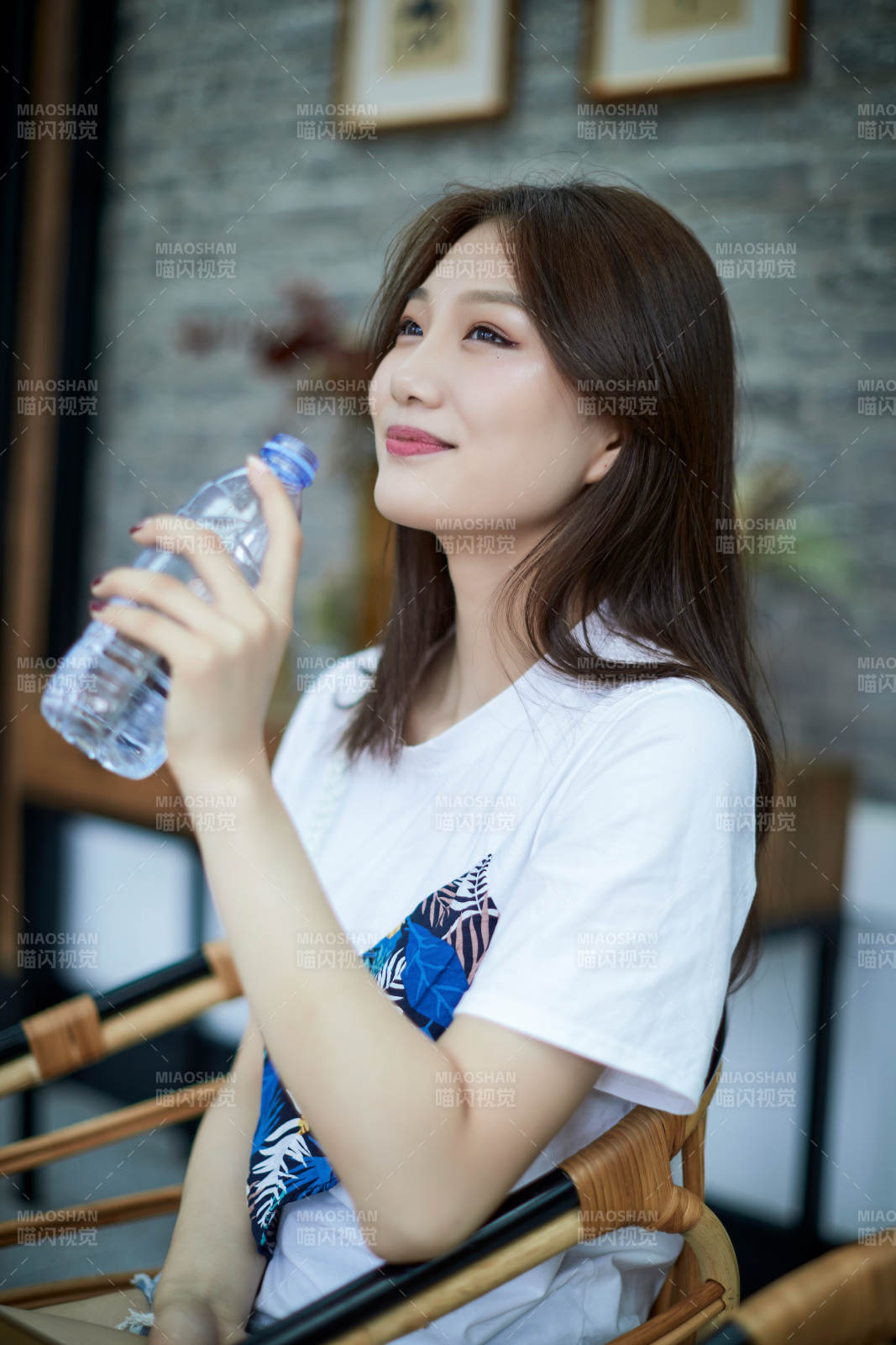 坐在咖啡图书馆吃东西的可爱少女