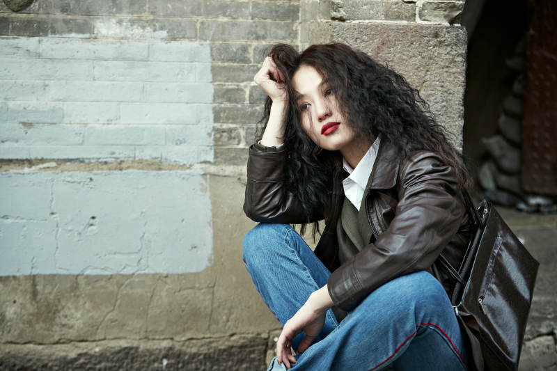 老旧城区里穿着复古港风的美丽清纯少女