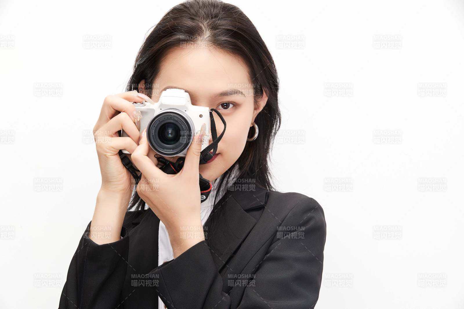 棚拍白色背景亚洲青年女性摄影师