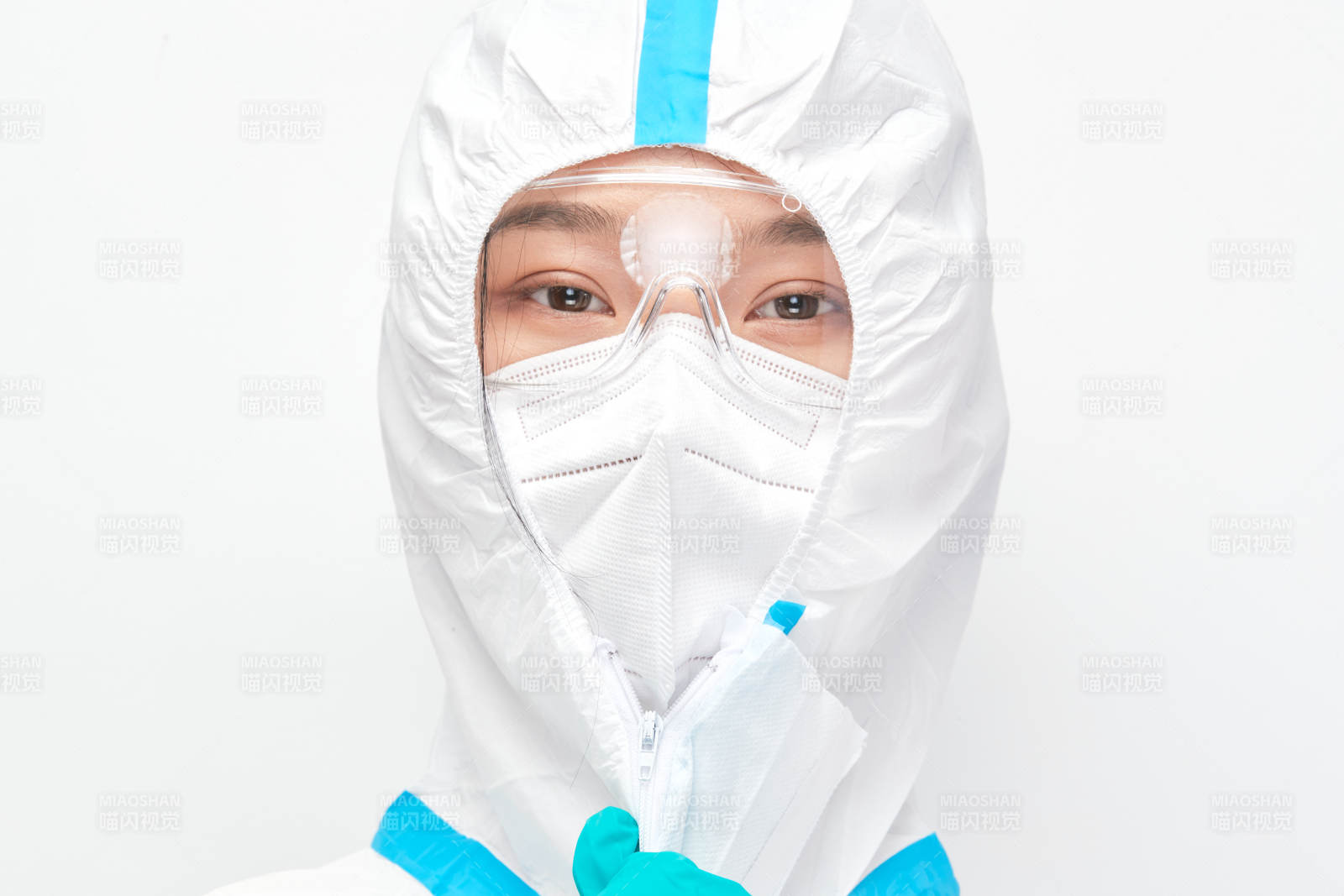 穿白色防護服佩戴護目鏡口罩的女性醫(yī)療人員