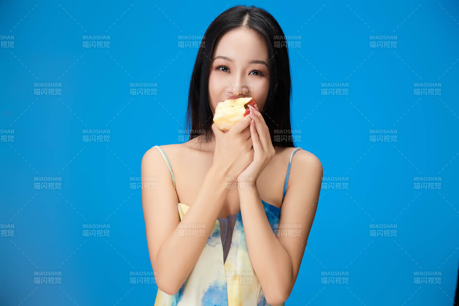 吃水果的亚洲东方长发少女