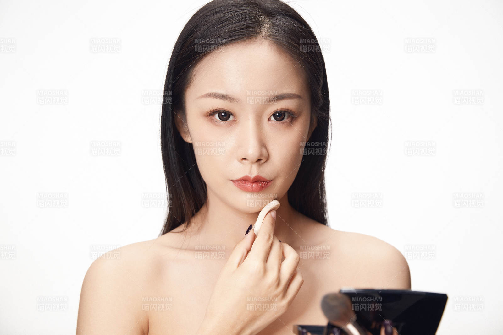 亚洲美女面部特写化妆护肤