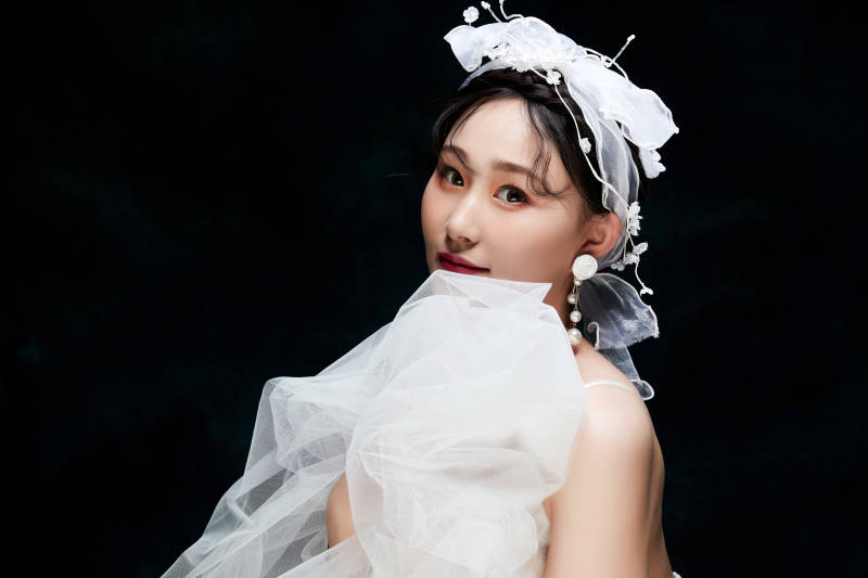 黑色背景下的女性复古婚纱妆面