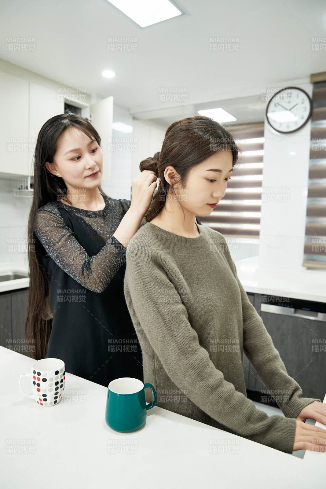 在餐厅喝咖啡闲聊的亚洲闺蜜