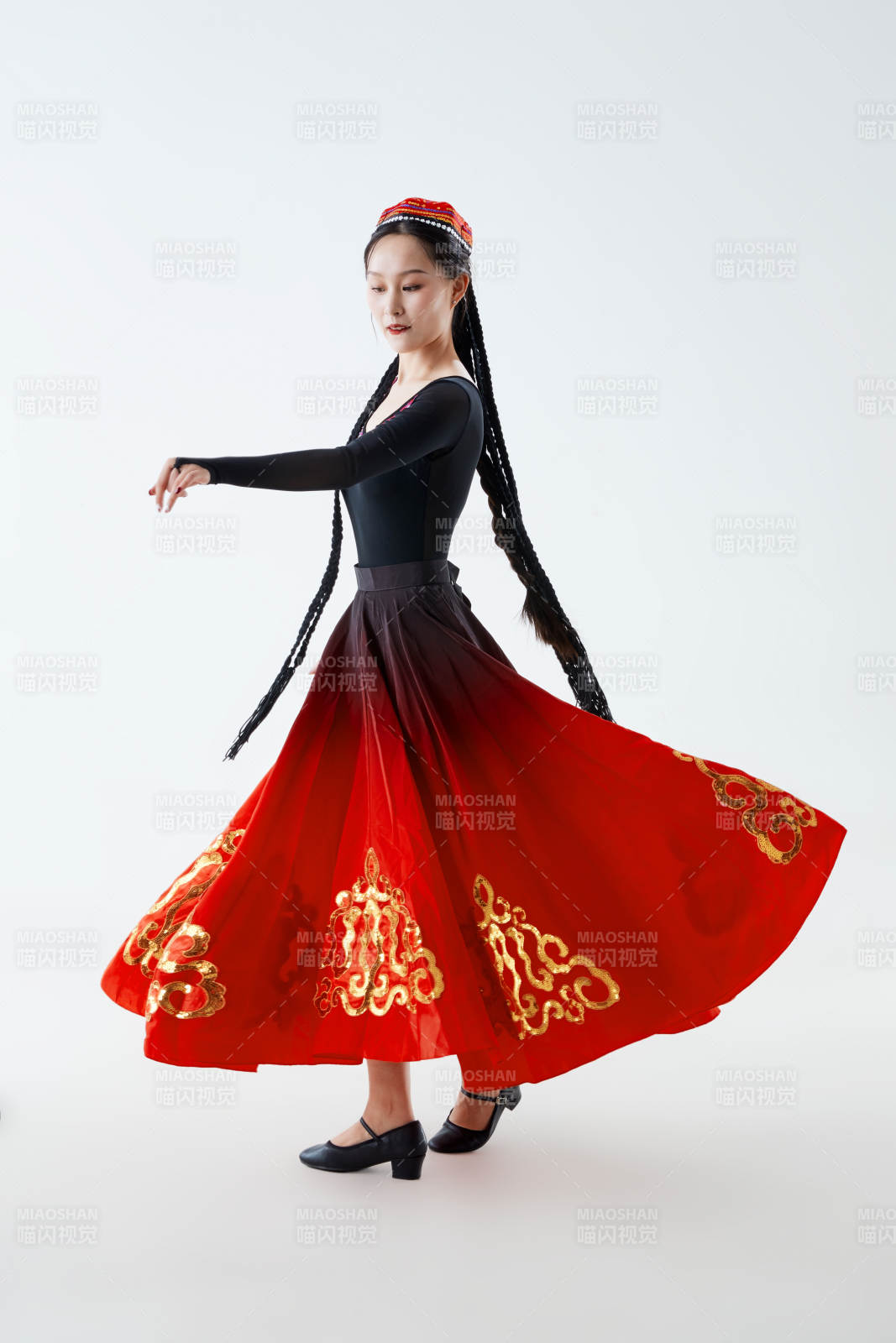 穿着新疆维吾尔族服饰跳舞的少女