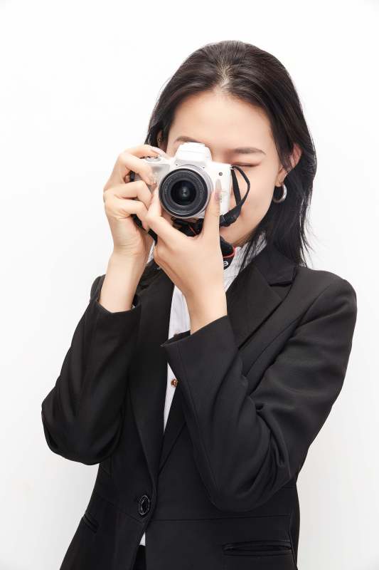 棚拍白色背景亚洲青年女性摄影师