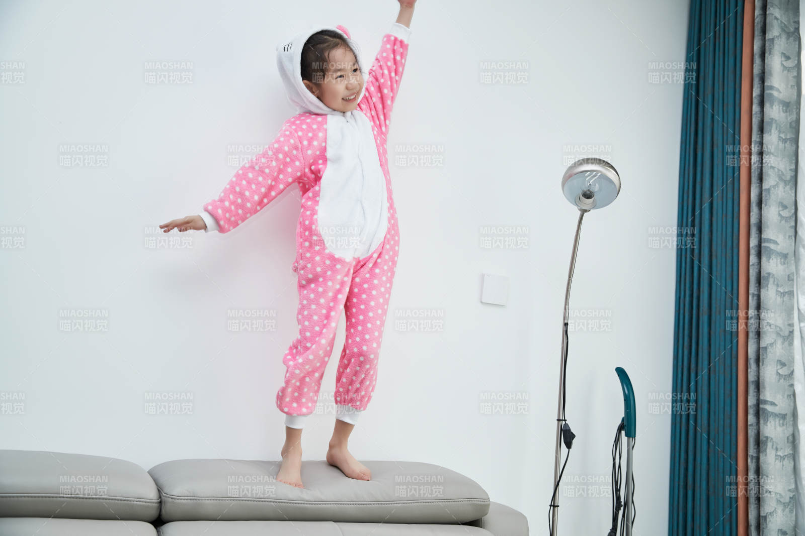 在家玩耍的亚洲小女孩