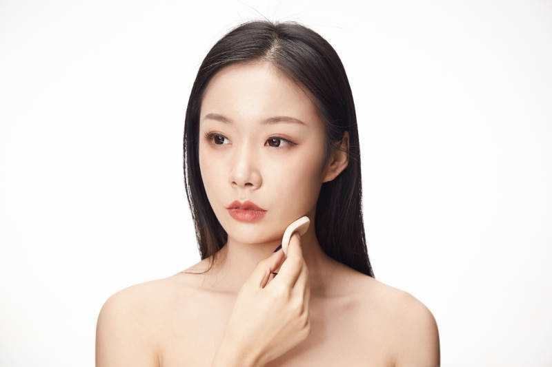 亚洲美女面部特写化妆护肤