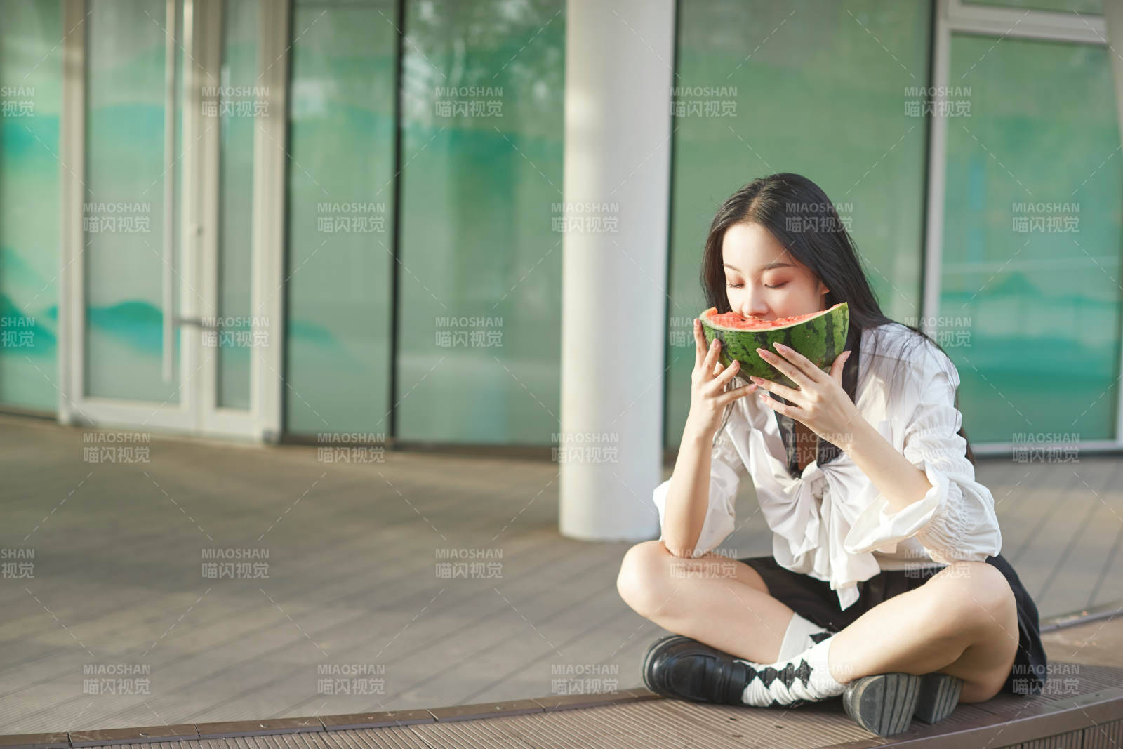 初夏户外公园吃西瓜的可爱少女