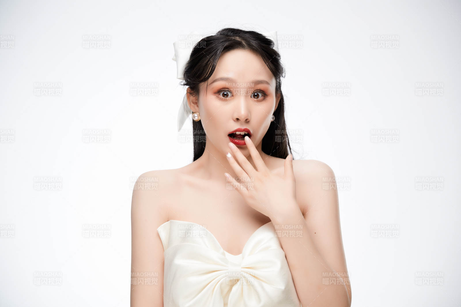 女性婚纱妆面