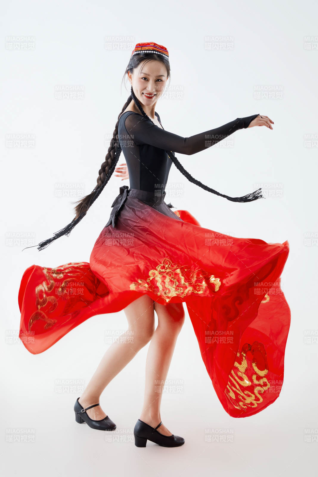 穿着新疆维吾尔族服饰跳舞的少女