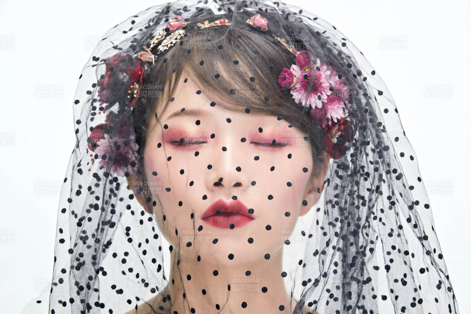 白色背景下的新娘彩妆美女人像