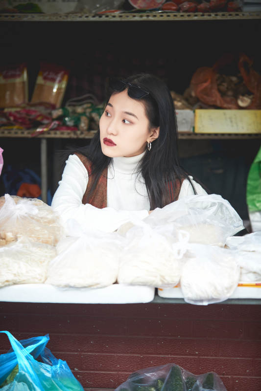 老旧城区里穿着复古港风的美丽清纯少女