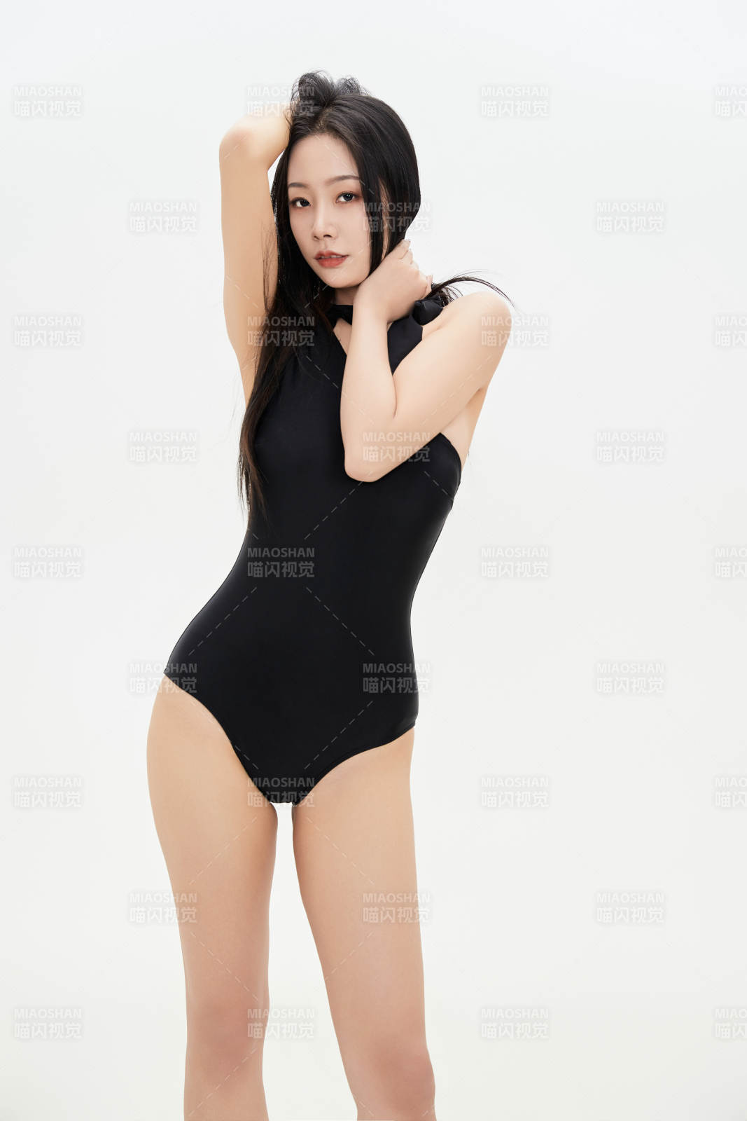 穿着运动泳装的亚洲美女