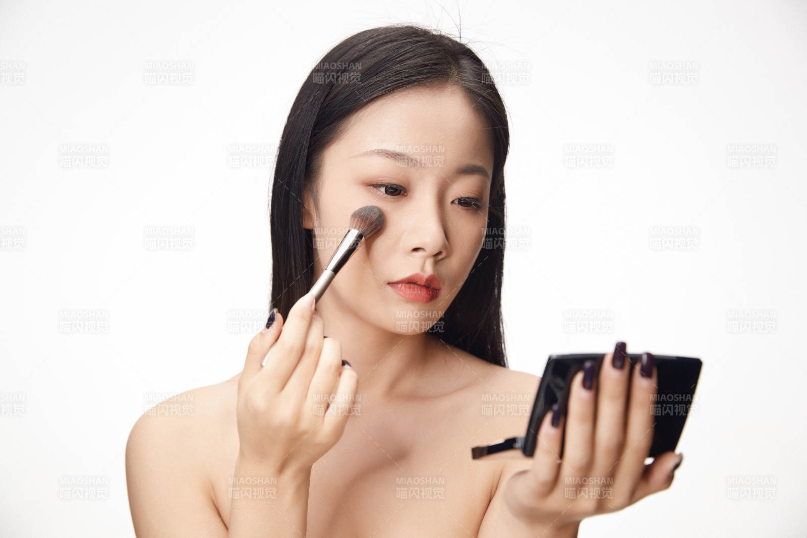 亚洲美女面部特写化妆护肤