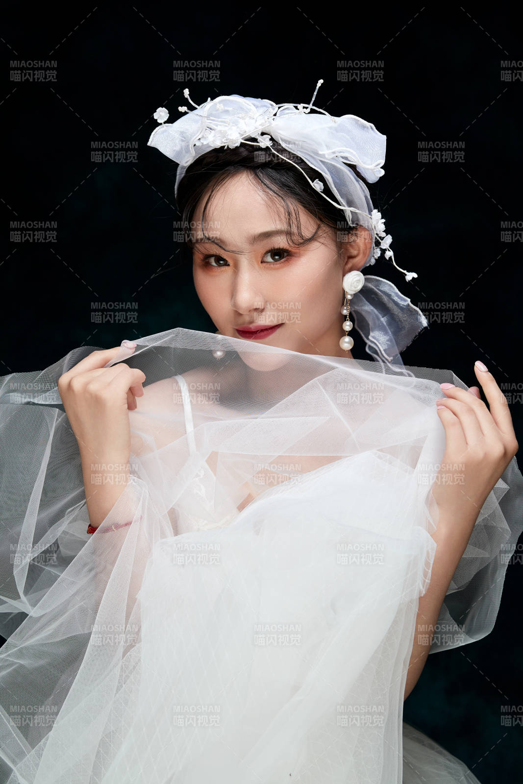 黑色背景下的女性復古婚紗妝面