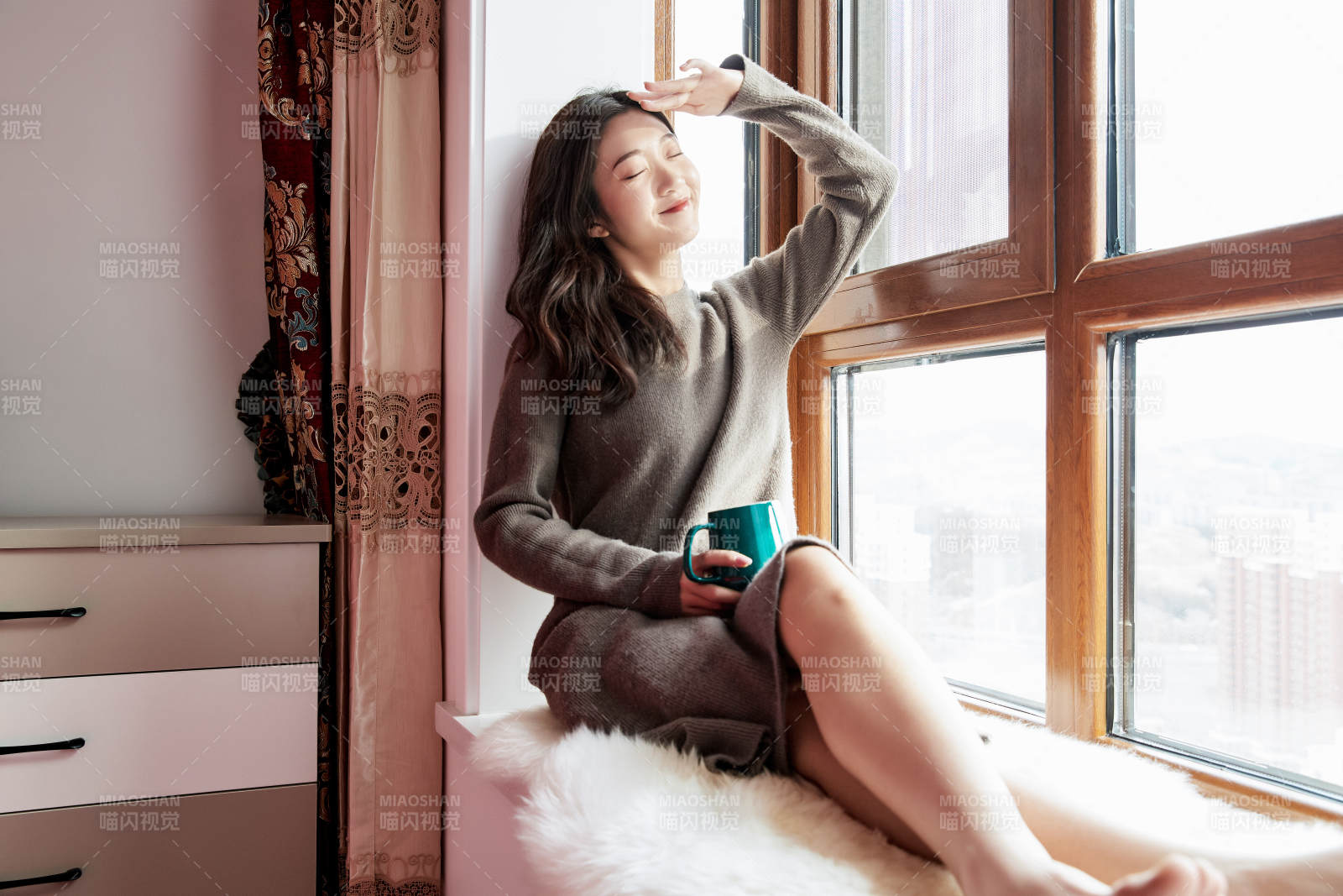 躺在舒适的飘窗上喝咖啡的少女