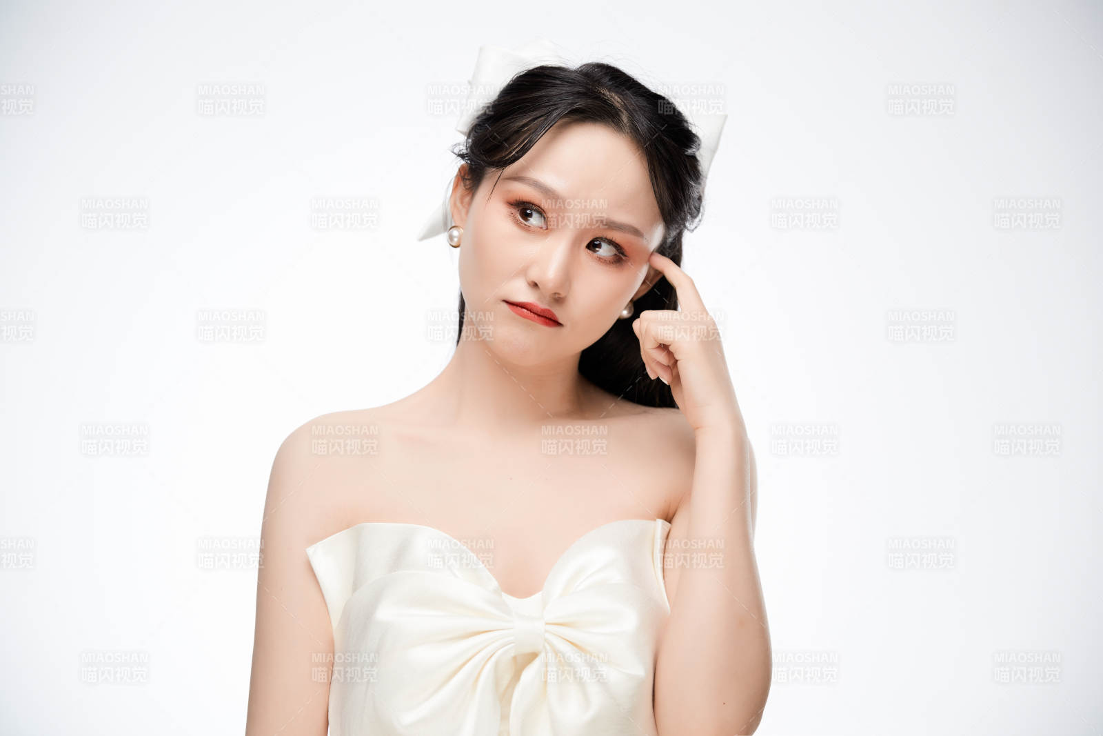 女性婚纱妆面