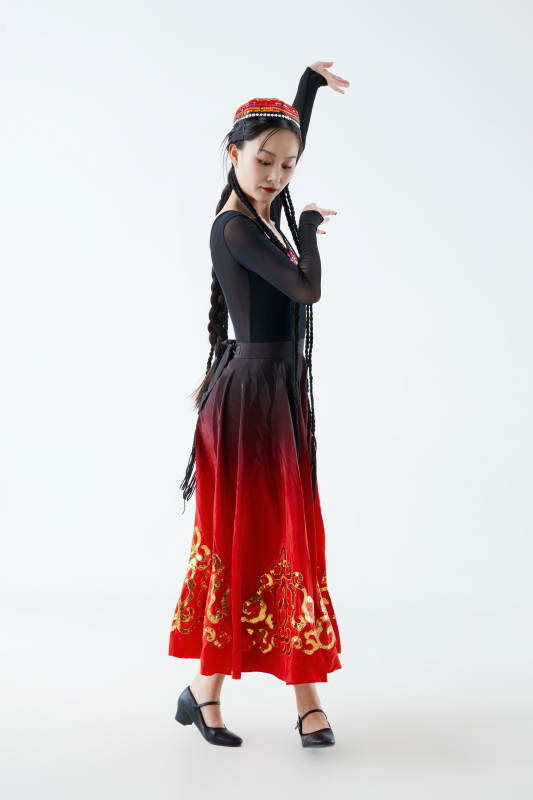 穿着新疆维吾尔族服饰跳舞的少女