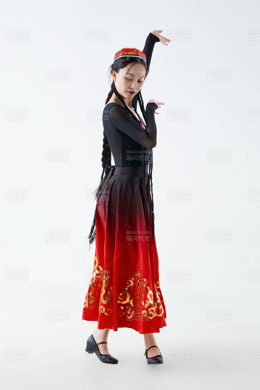 穿着新疆维吾尔族服饰跳舞的少女