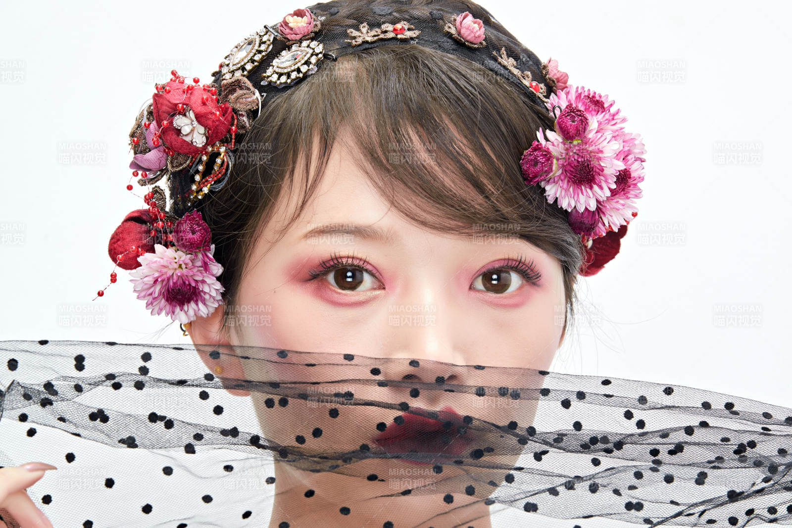 白色背景下的新娘彩妆美女人像