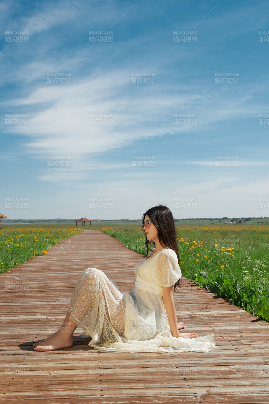 盛夏在草原湿地公园游玩的姑娘