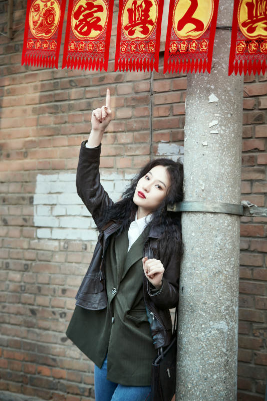 老旧城区里穿着复古港风的美丽清纯少女