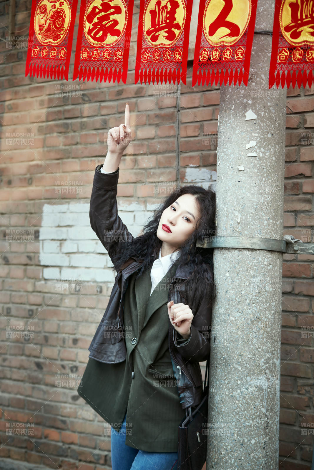 老旧城区里穿着复古港风的美丽清纯少女