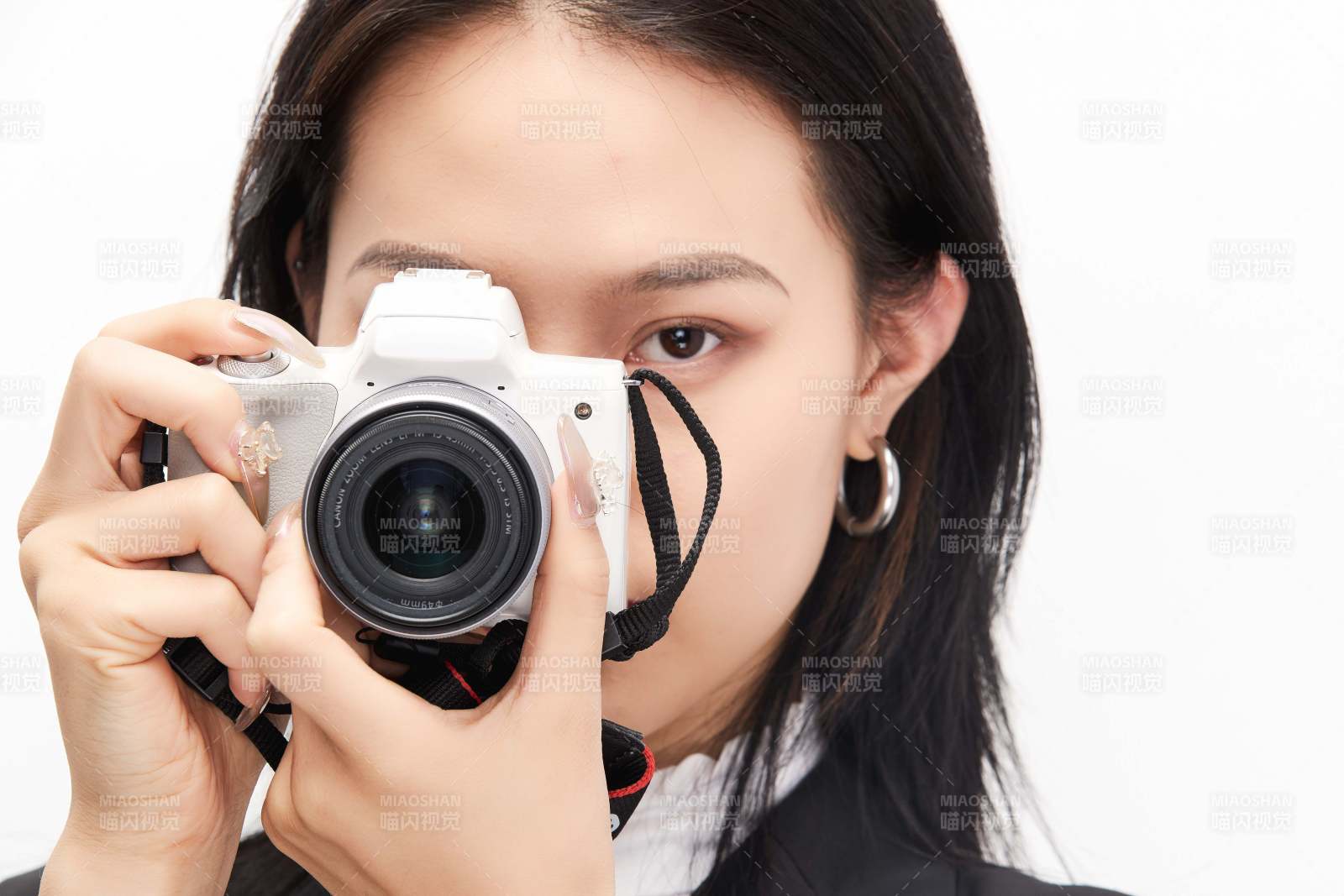 棚拍白色背景亞洲青年女性攝影師