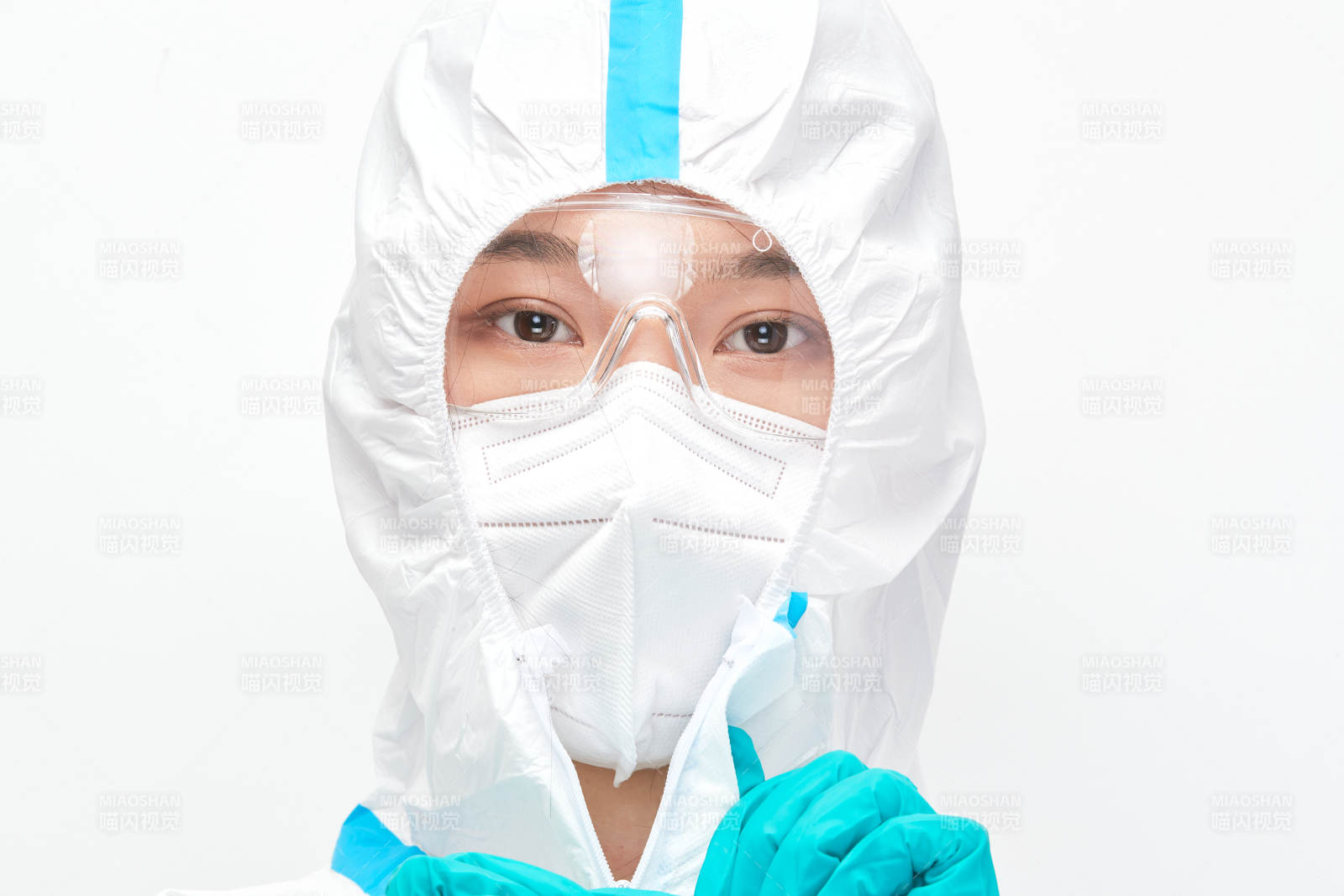 穿白色防護服佩戴護目鏡口罩的女性醫療人員