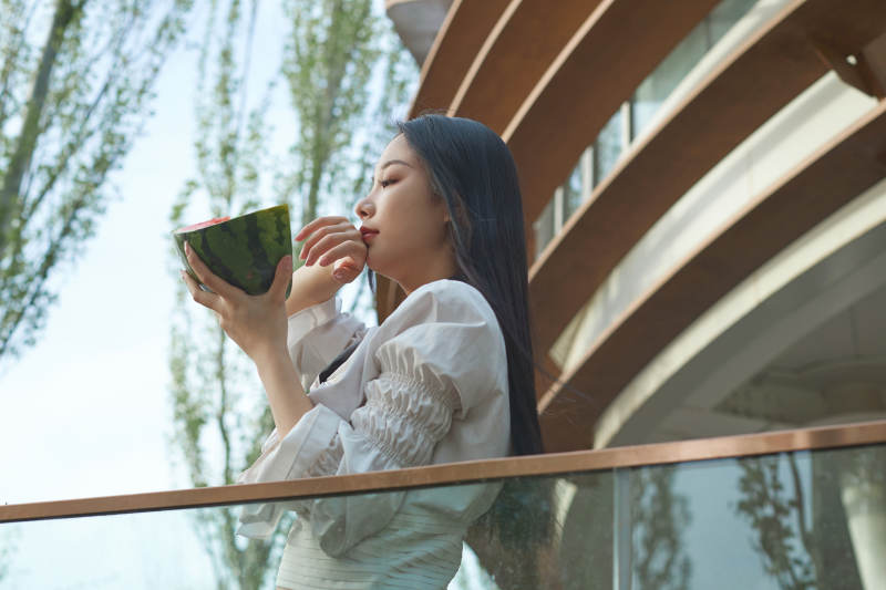 初夏户外公园吃西瓜的可爱少女