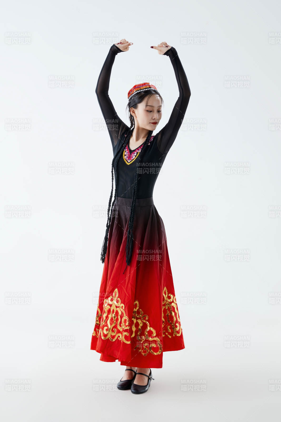 穿着新疆维吾尔族服饰跳舞的少女