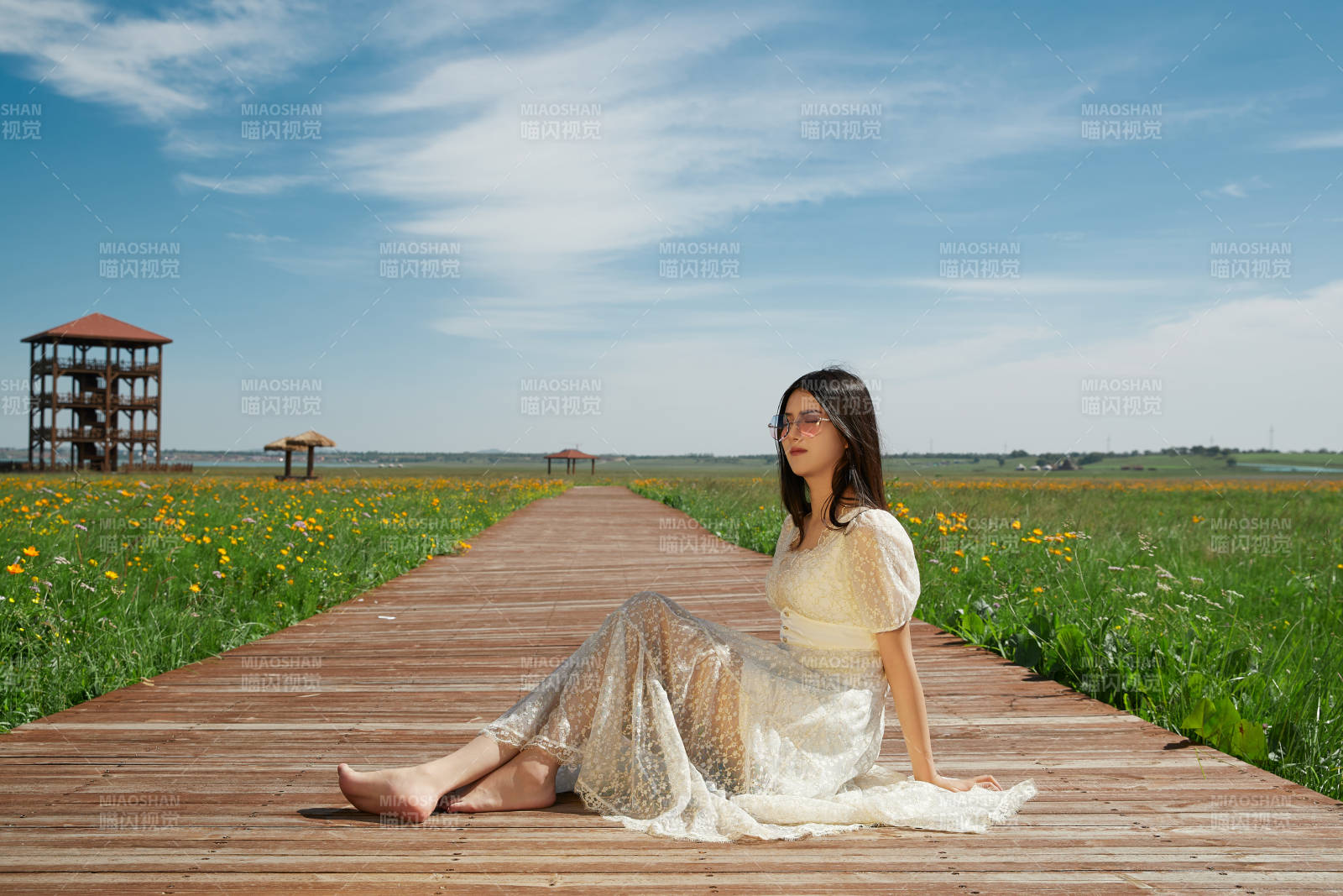 盛夏在草原湿地公园游玩的姑娘