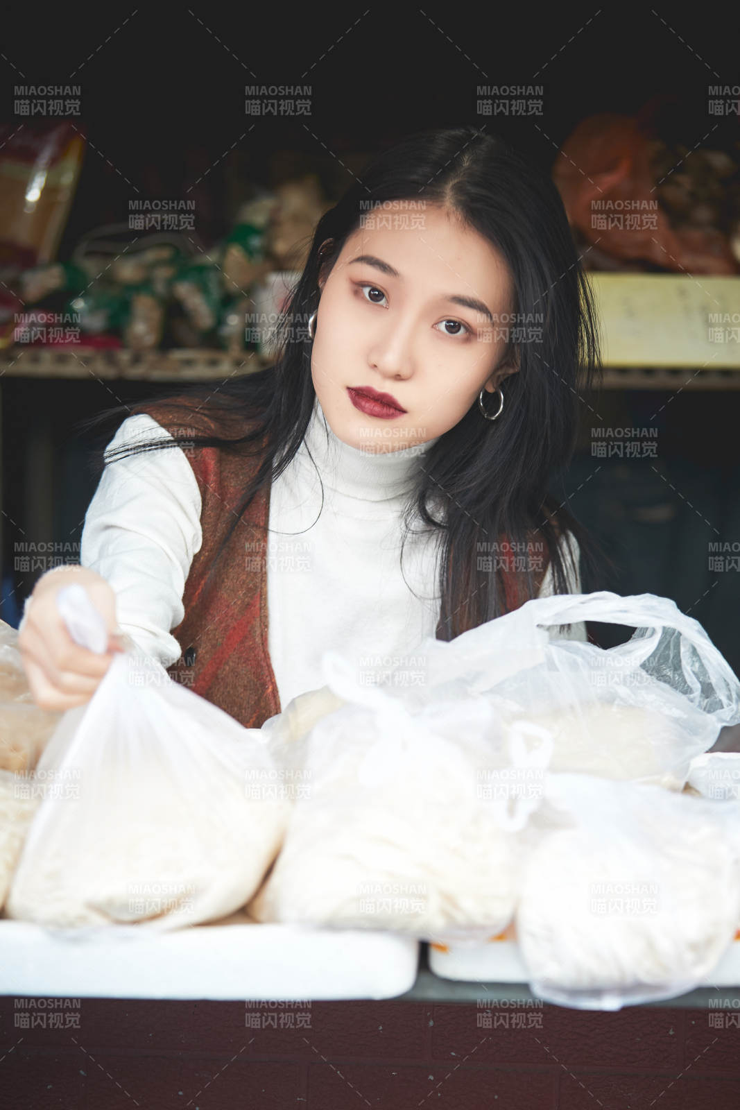 老旧城区里穿着复古港风的美丽清纯少女